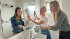 Nooit meer rommel rond de wastafel met dit mini plankje dat je zó vastplakt