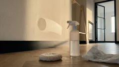 Deze make-up remover puff verwijdert vlekken van reliëfbehang zonder hard boenen