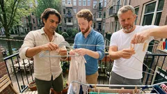 Maak je hanger antislip met elastiekjes: kleding glijdt niet meer van de hanger