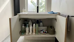 Deze simpele badkamerhack scheelt elke ochtend tijd: bewaar pompflessen zonder dop