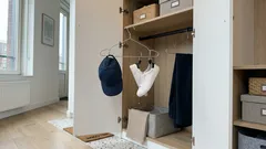 Deze draadkledinghanger-hack houdt je pet in vorm en droogt sneakers sneller