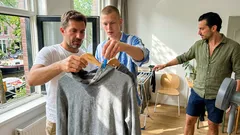 Zo droog je een hoodie sneller binnen met 2 hangers en een wasknijper